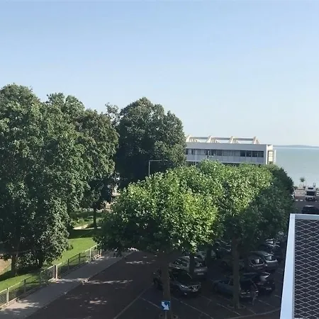 Vue A 180° De La Baie De *